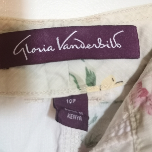 Capri's - Picture 3 of 4